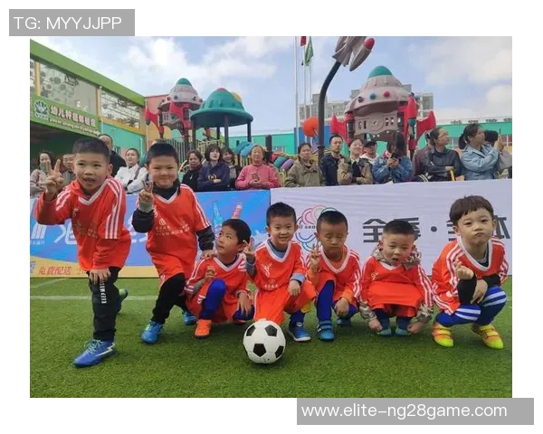 幼儿足球队欢快训练瞬间展现小小运动员的拼搏精神与团队合作魅力